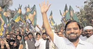 बड़हलगंज में समर्थकों के साथ पीस पार्टी के अध्यक्ष मोहम्मद अयूब