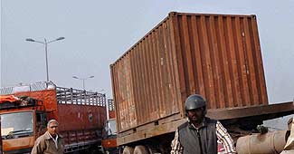 गीता कॉलोनी प्लाइओवर पर दुर्धटना