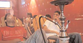 चंडीगढ़ के एक बार में हुक्‍का गुड़गुड़ाती नौजवान पीढ़ी