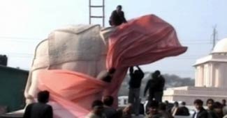 माया की मूर्तियों को ढंकना शुरू