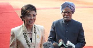 मनमोहन सिंह के साथ यांगलिक शिनावात्रा