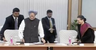कैबिनेट की बैठक में मनमोहन सिंह, सोनिया गांधी