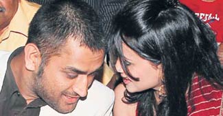 महेंद्र सिंह धोनी, साक्षी