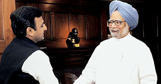 अखिलेश यादव, मनमोहन सिंह