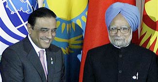 फाइल फोटो: जरदारी व मनमोहन
