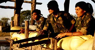 फाइल फोटो: नक्‍सलियों से निपटना जरूरी