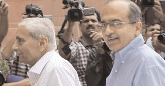 फाइल फोटो: शांति भूषण के साथ प्रशांत भूषण