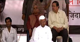 फाइल फोटो: टीम अन्‍ना के साथ संतोष हेगड़े