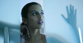 खुद को आइने में निहारती महिला