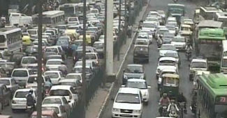 कार और ट्रक के बीच टक्कर