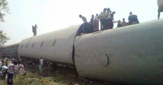 दून एक्सप्रेस दुर्घटनाग्रस्त