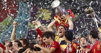 यूरो 2012 खिताब के साथ जश्‍न मनाती स्‍पेन टीम