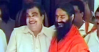 नितिन गडकरी और बाबा रामदेव