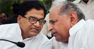 मुलायम के साथ रामगोपाल यादव