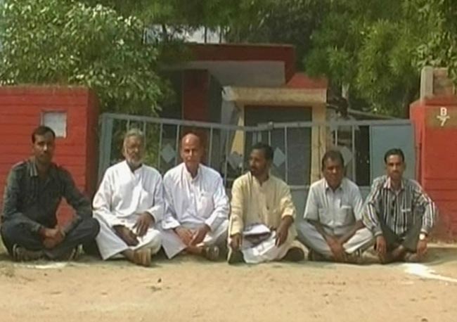 PM आवास के बाहर प्रदर्शन