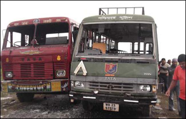 पुलिस के क्षतिग्रस्‍त वाहन