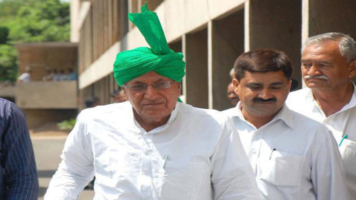 आय से अधिक संपत्ति केसः चौटाला के खिलाफ पेशी के लिए वारंट - court issues production warrant against om prakash chautala in disproportionate assets case - AajTak