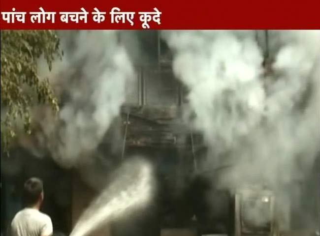 मकान में एसी में ब्लास्ट से जोरदार आग