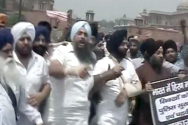 राष्‍ट्रपति भवन के सामने विरोध-प्रदर्शन