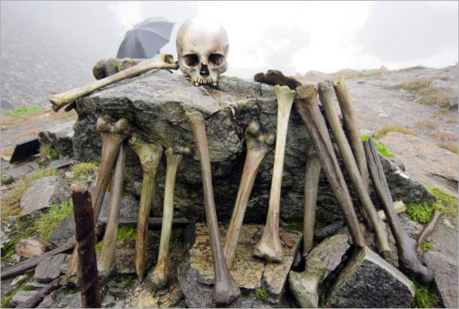 Roopkund lake's skeleton