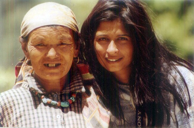 एक बुजुर्ग महिला के साथ विद्युत