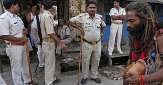 महंतों के के बीच गोलीबारी