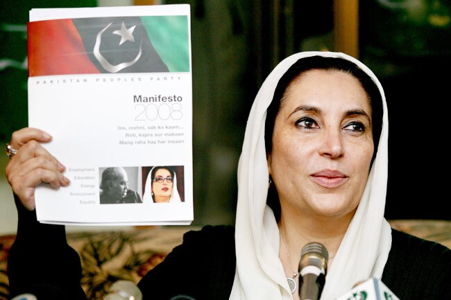 अपना आखिरी चुनावी घोषणापत्र दिखातीं भुट्टो