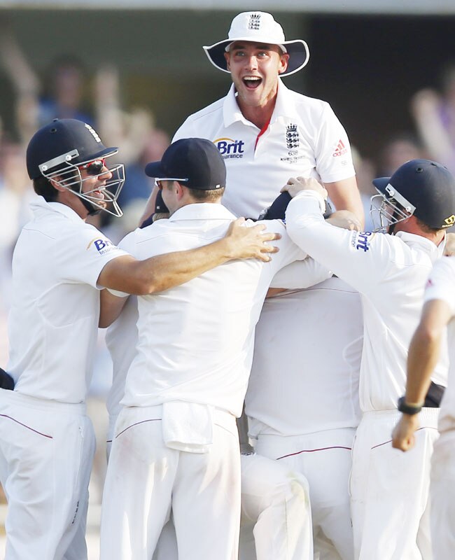 खुशी जाहिर करते इंग्लैंड के खिलाड़ी