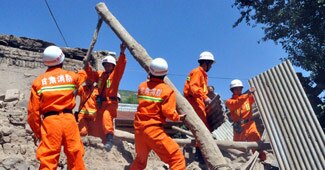 राहत कार्य में जुटे राहतकर्मी