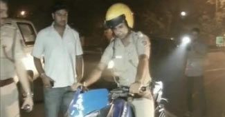 घटना के बाद बाइक को कब्‍जे में लेकर जाती पुलिस