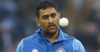 चैंपियंस ट्रॉफी में की थी धोनी ने बॉलिंग