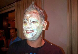 महेंद्र सिंह धोनी अपनी बर्थडे पार्टी में