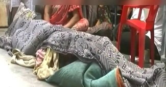 कपड़ों से ढका महिला का शव