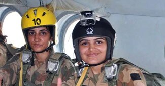 कैप्टन सादिया और कैप्टन किरन अशरफ