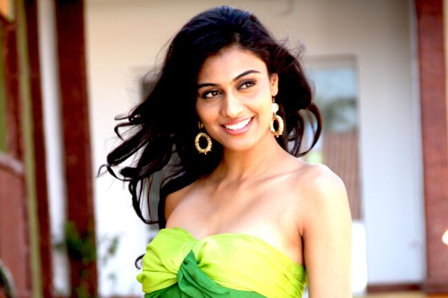 नेहा हिंगे