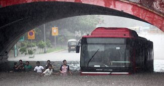 दिल्लीः बारिश में फंसी डीटीसी बस