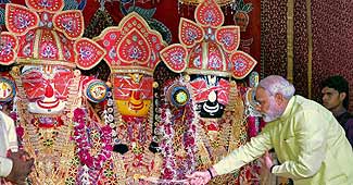 मोदी ने की ‘पहिन्द विधि’ पूजा