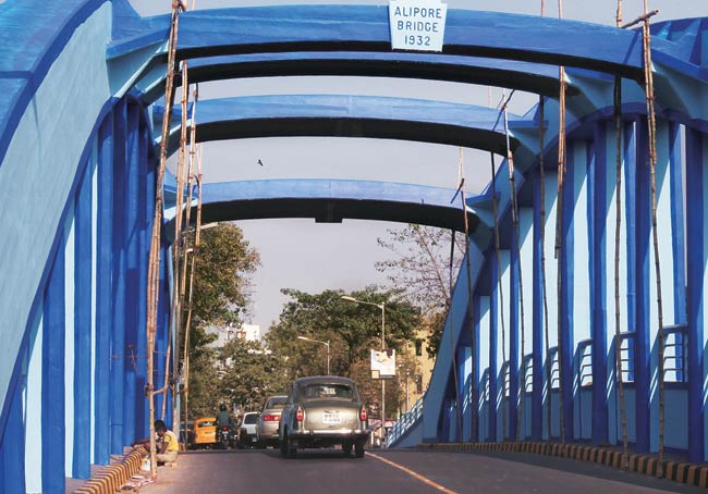 नीले रंग से पुता एक पुल