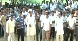 दोहरे मर्डर के बाद विरोध जताते लोग