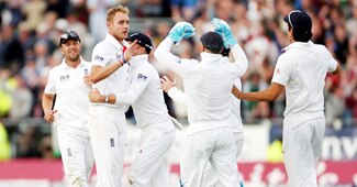 एशेज जीत का जश्न मनाते इंग्लिश प्लेयर्स