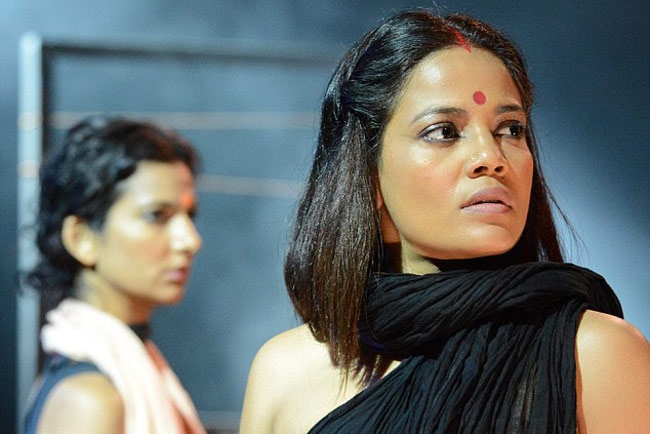 नाटक 'निर्भया' का मंचन करते हुए कलाकार