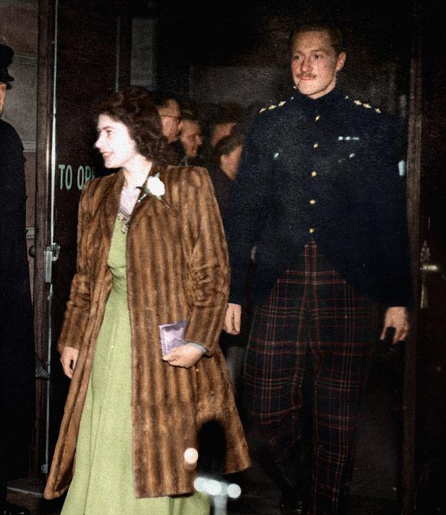 1945: एक थियेटर के बाहर एलिजाबेथ के साथ कैप्टन