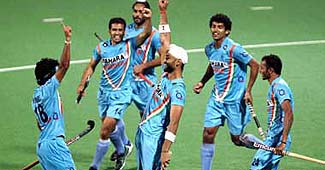 जश्न मनाती भारतीय हॉकी टीम