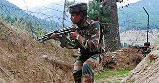 भारत-पाक की सीमा पर गश्त करता भारतीय जवान