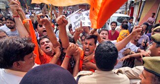 हिंसा के विरोध में प्रदर्शन