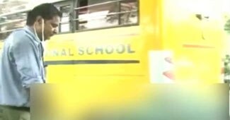 बस से निकाली जाती हुई लड़की की लाश