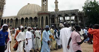 नमाज अता करने जा रहे लोग