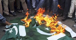 विरोध प्रदर्शन में जलाए गए पाकिस्तान के झंडे