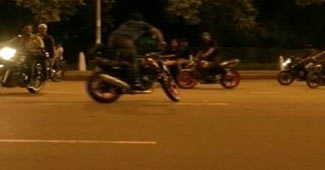 दिल्ली पुलिस की चेतावनी-सड़कों पर न करें स्टंट