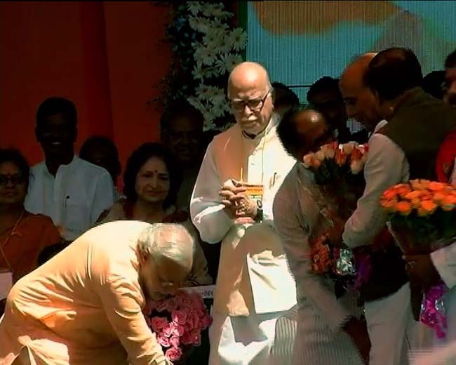 नरेंद्र मोदी, लाल कृष्ण आडवाणी